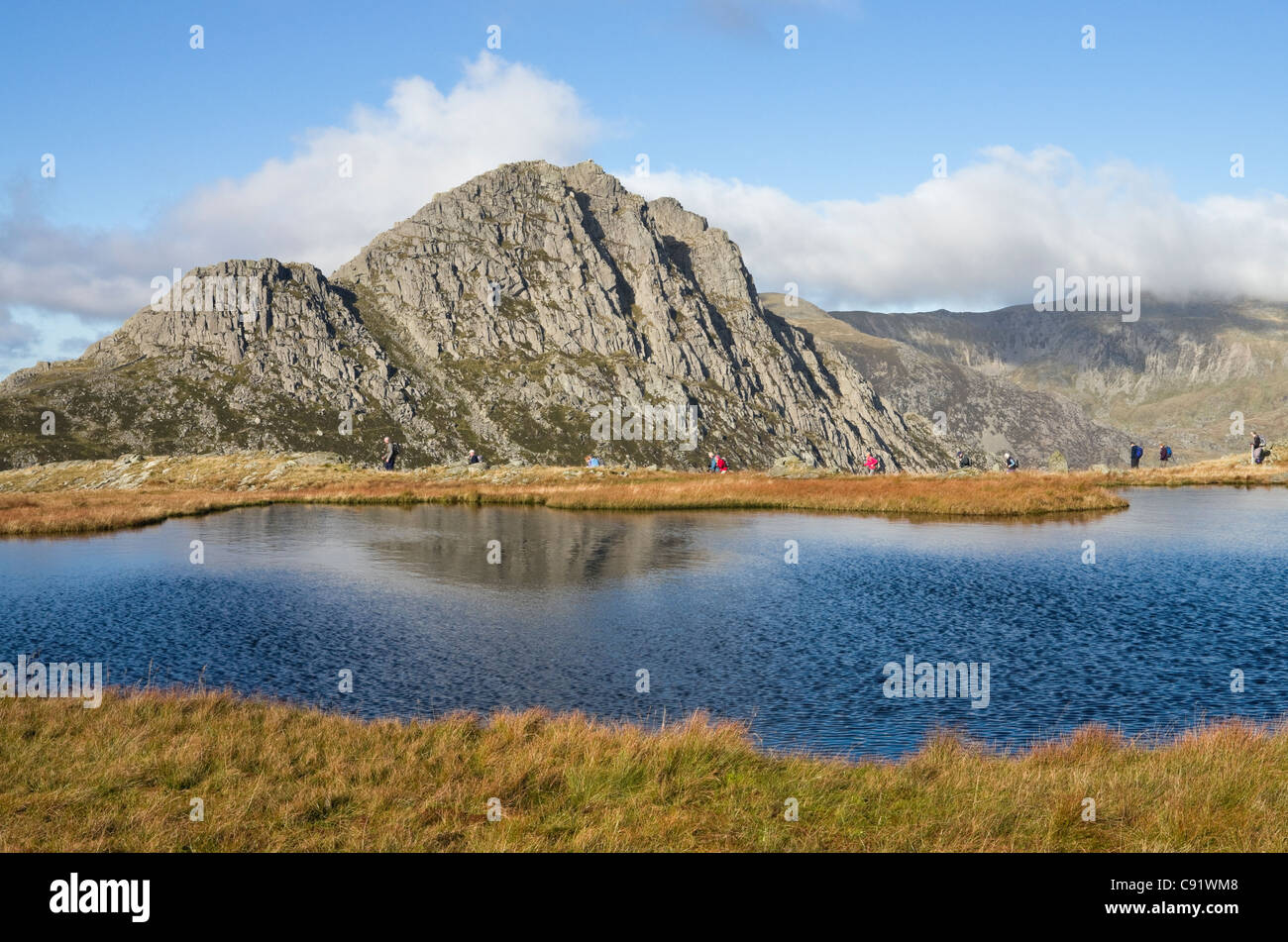 Vue sur Llyn Y-Caseg fraith de montagne et les marcheurs en Tryfan Parc National de Snowdonia. Conwy, Nord du Pays de Galles, Royaume-Uni, Angleterre Banque D'Images