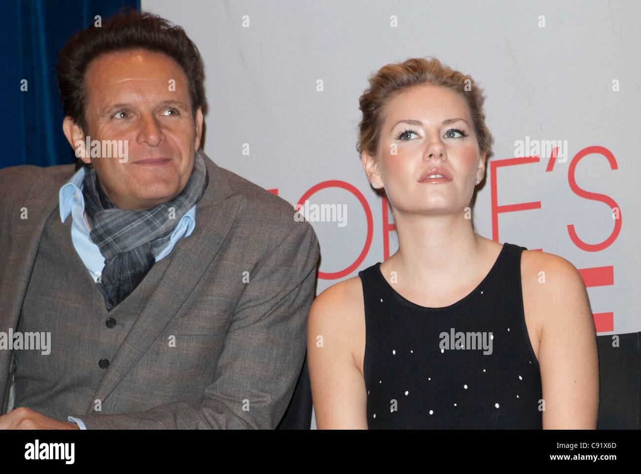 Mark Burnett, Elisha Cuthbert à la conférence de presse pour People's Choice Awards 2012 candidatures Conférence de presse, Paley Center for Media, Los Angeles, CA, 8 novembre 2011. Photo par : Emiley Schweich/Everett Collection Banque D'Images