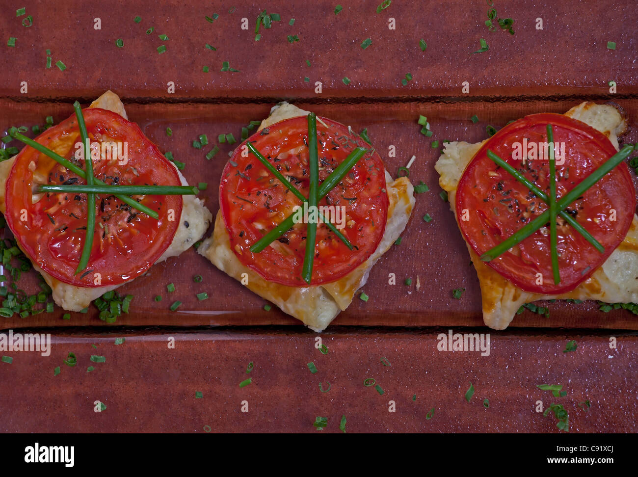 Poches de pâte feuilletée remplie de fromage, tomates grillées Banque D'Images