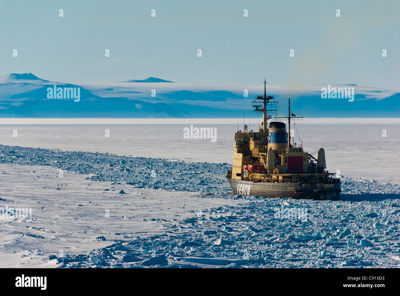 Kapitan Khlebnikov suit le Krassine à travers la glace, mer de Ross, Antarctique. Banque D'Images