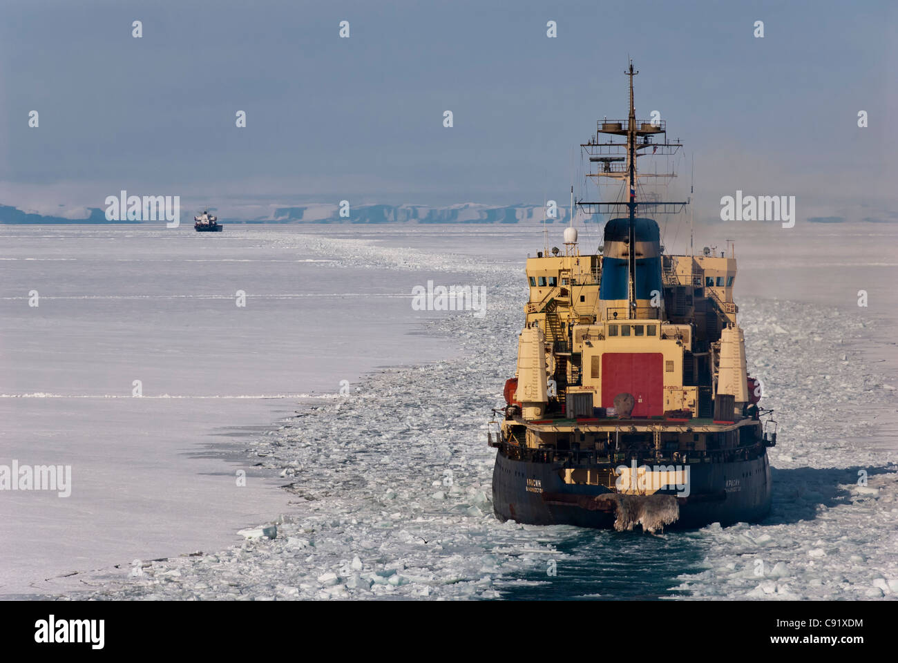 Kapitan Khlebnikov suit le Krassine à travers la glace, mer de Ross, Antarctique. Banque D'Images