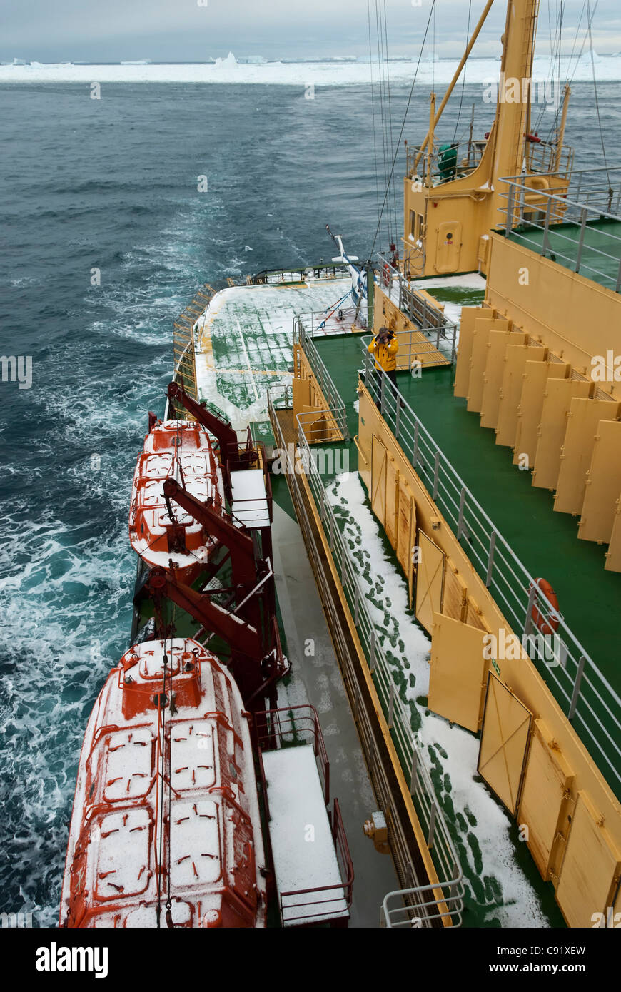 Neige sur le navire Kapitan Khlebnikov, Cap Adare, mer de Ross, Antarctique. Banque D'Images