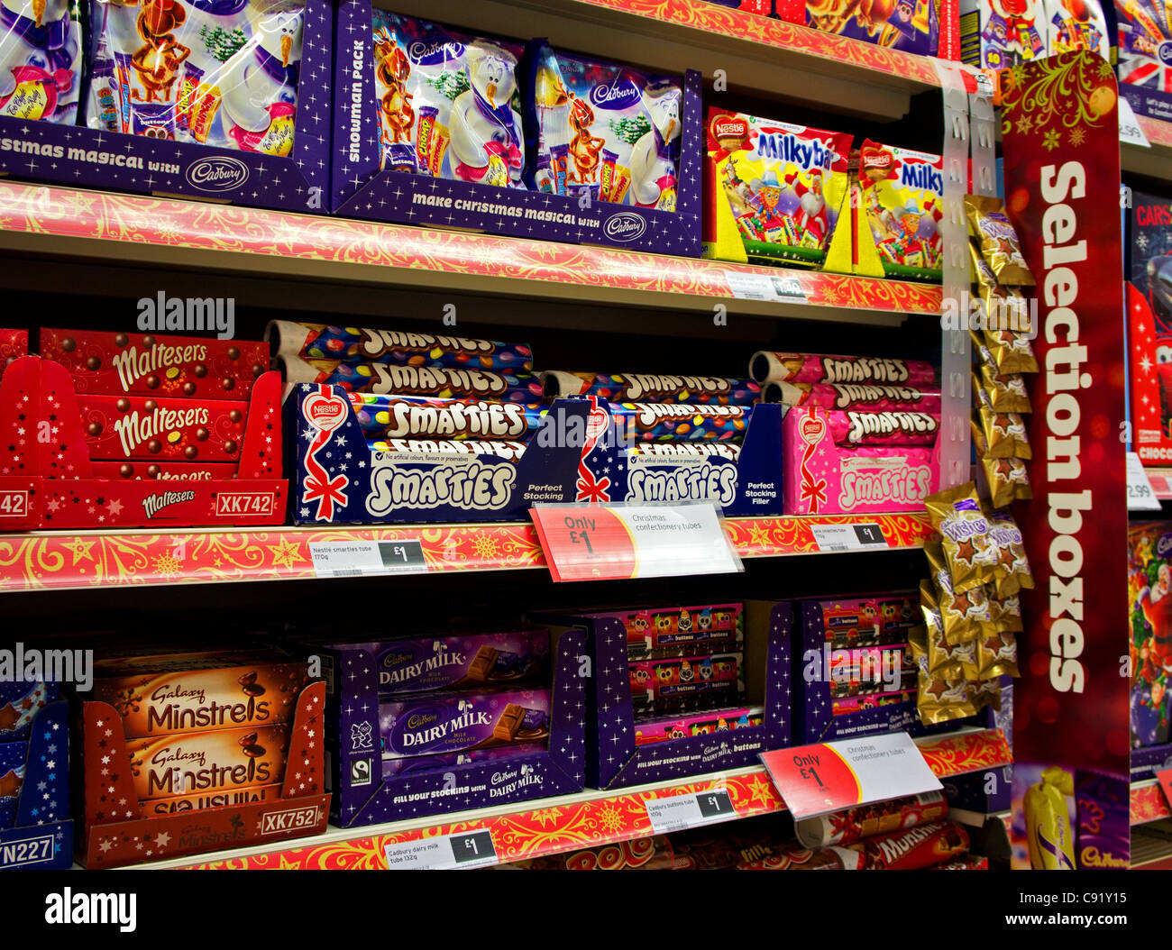 Chocolats de Noël dans un supermarché au Royaume-Uni Banque D'Images