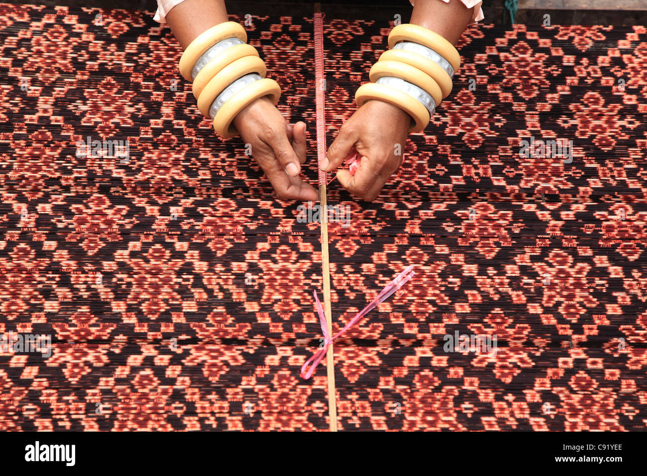 Comme d'autres îles indonésiennes Flores a une florissante industrie batik une compétence traditionnelle. Tissu est imprimé avec un traditionnel Banque D'Images