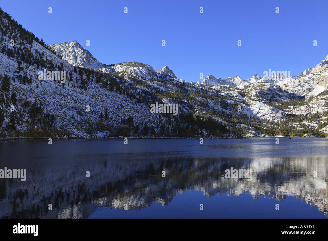Réflexions du matin au lac de Sabrina dans la Sierra Nevada, en Californie Banque D'Images