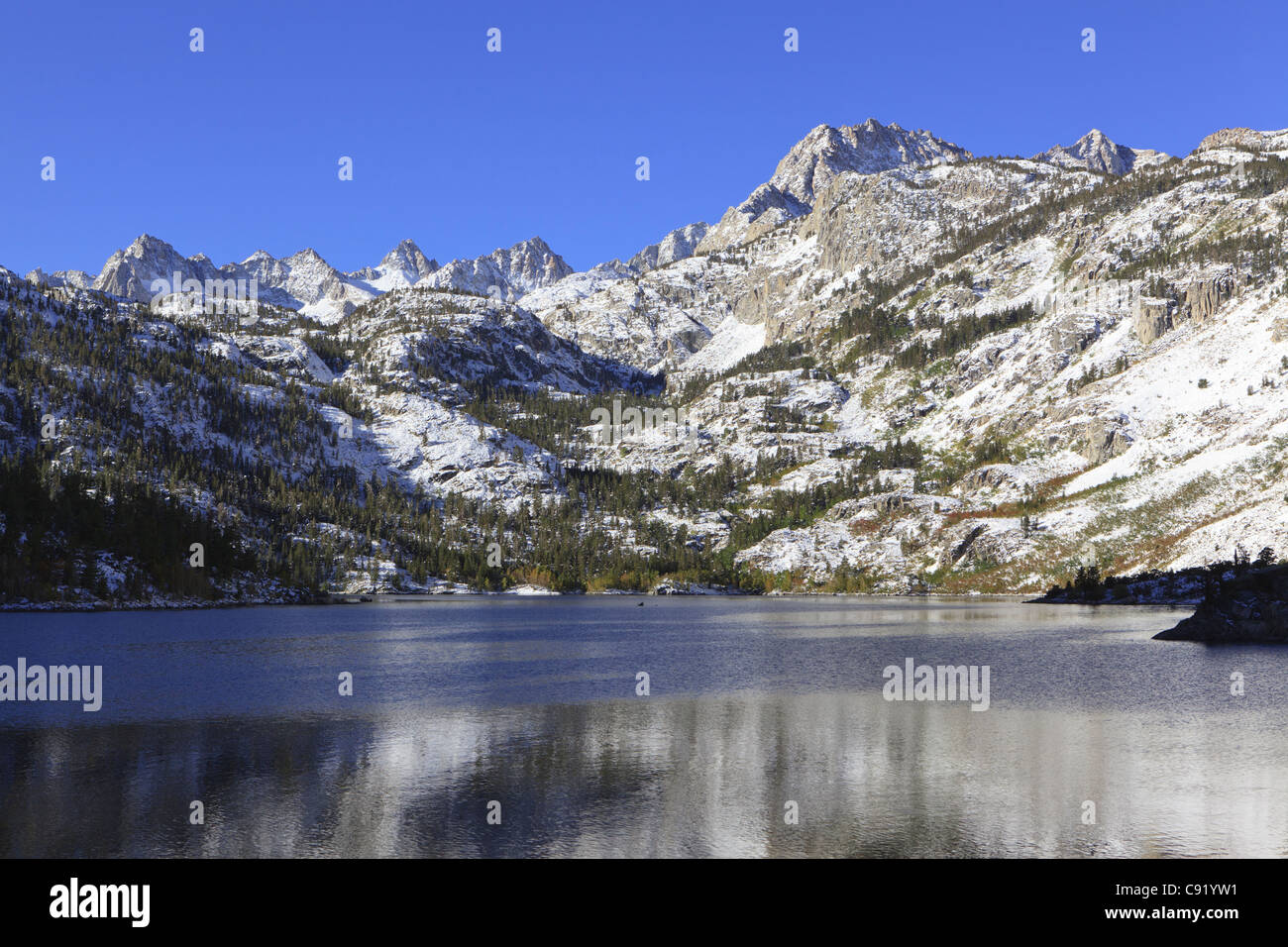 Montagnes couvertes de neige autour du lac de Sabrina dans la Sierra Nevada, en Californie Banque D'Images