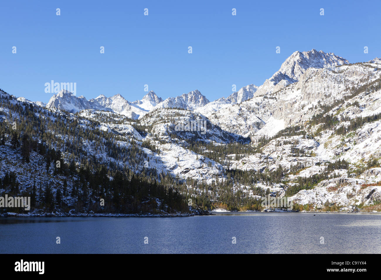 Début de la neige sur les sommets autour d'un lac alpin dans la Sierra Nevada, en Californie Banque D'Images