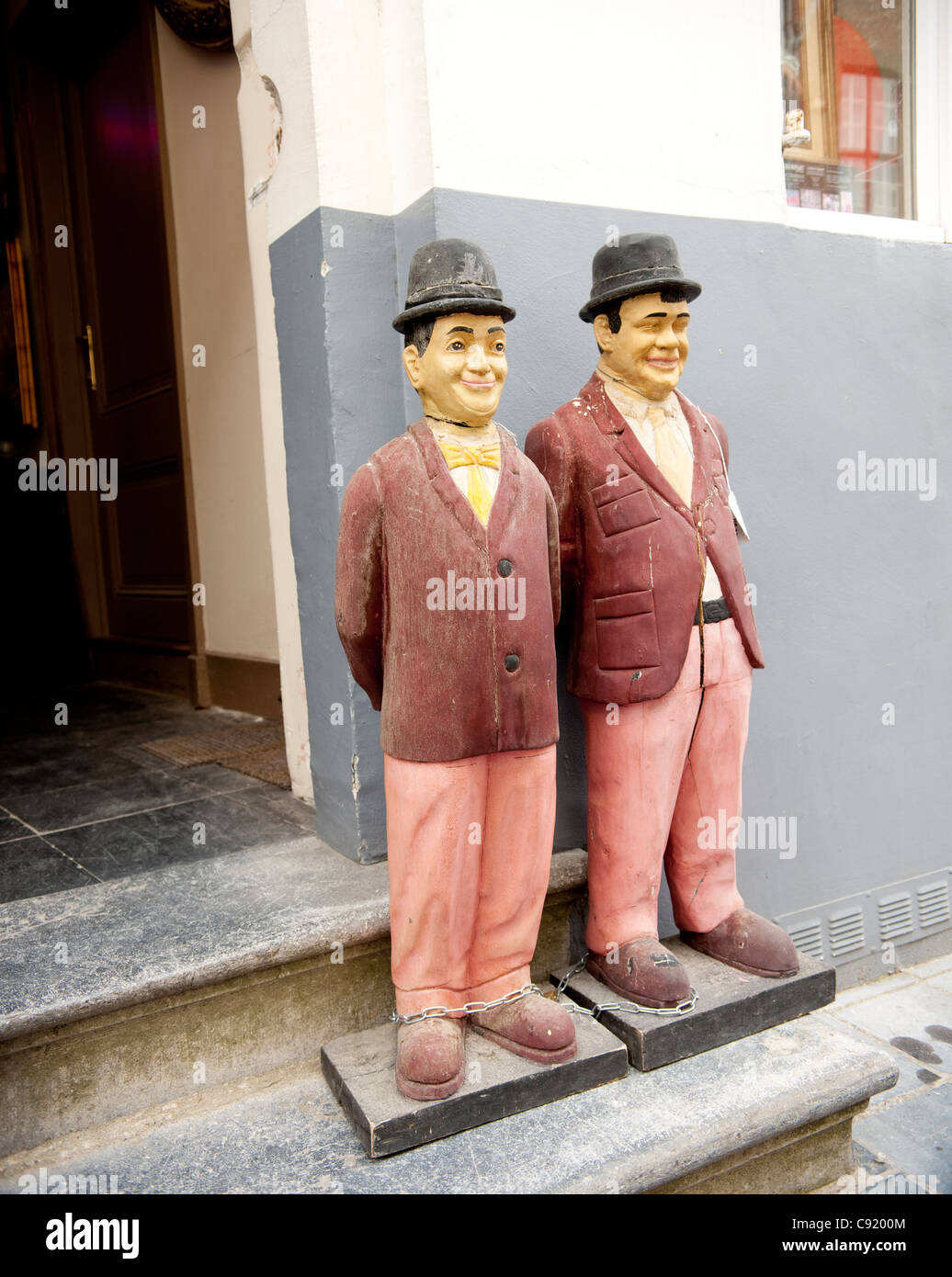 Il y a beaucoup de plaisir à être trouvés dans les coins cachés à Bruges et dans beaucoup de magasins exposent leurs produits sur les trottoirs Banque D'Images