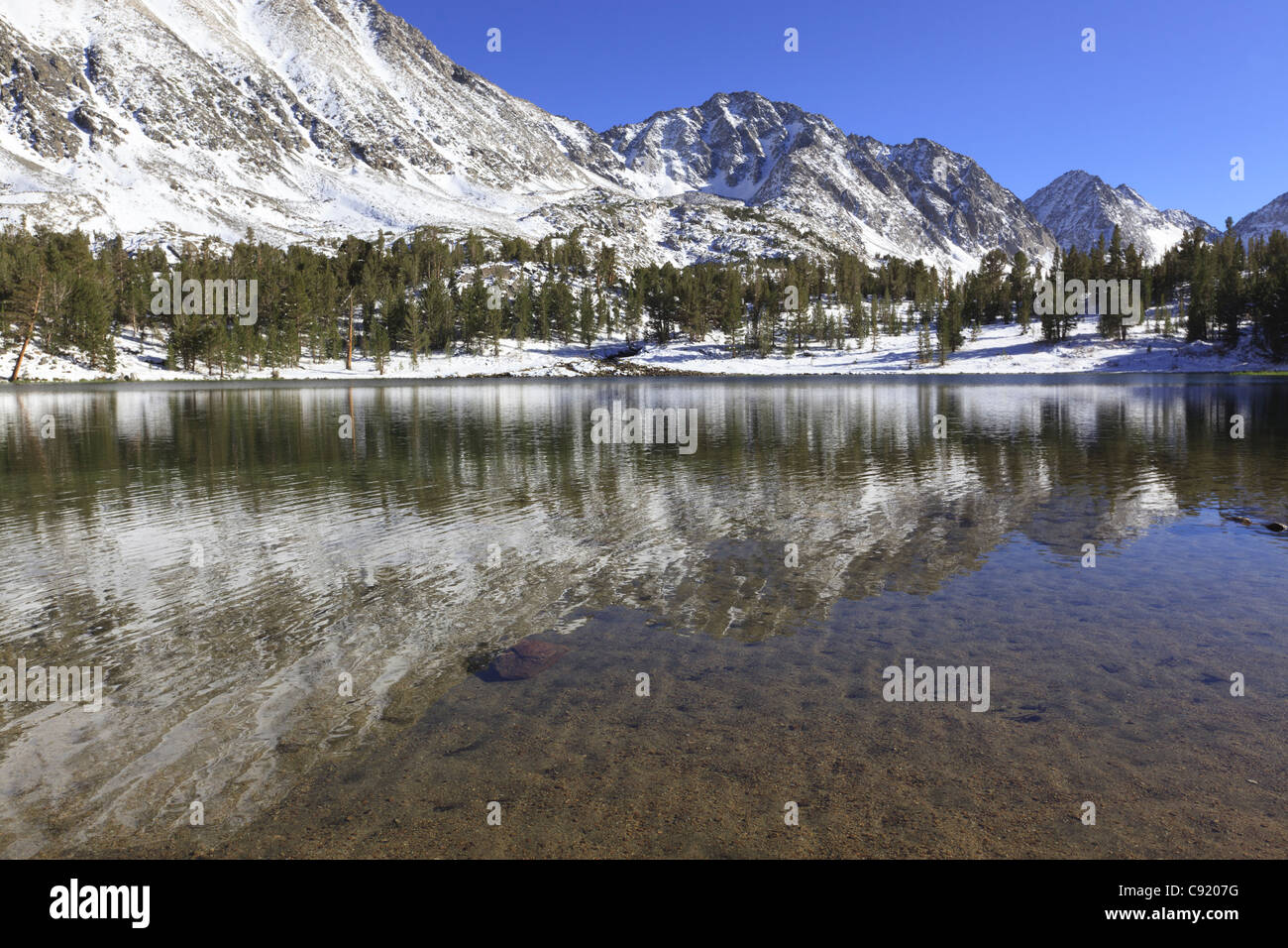 Réflexions à un lac de montagne dans la Sierra Nevada de Californie Banque D'Images