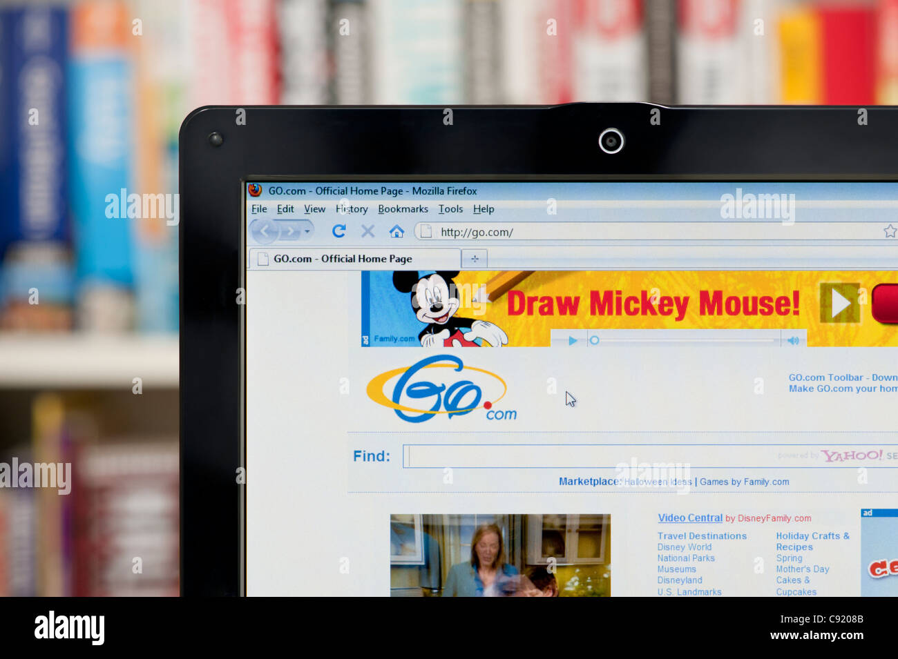 Le site Go.com tourné contre un meuble en arrière-plan (usage éditorial uniquement : -Print, télévision, e-book et le comité éditorial du site). Banque D'Images