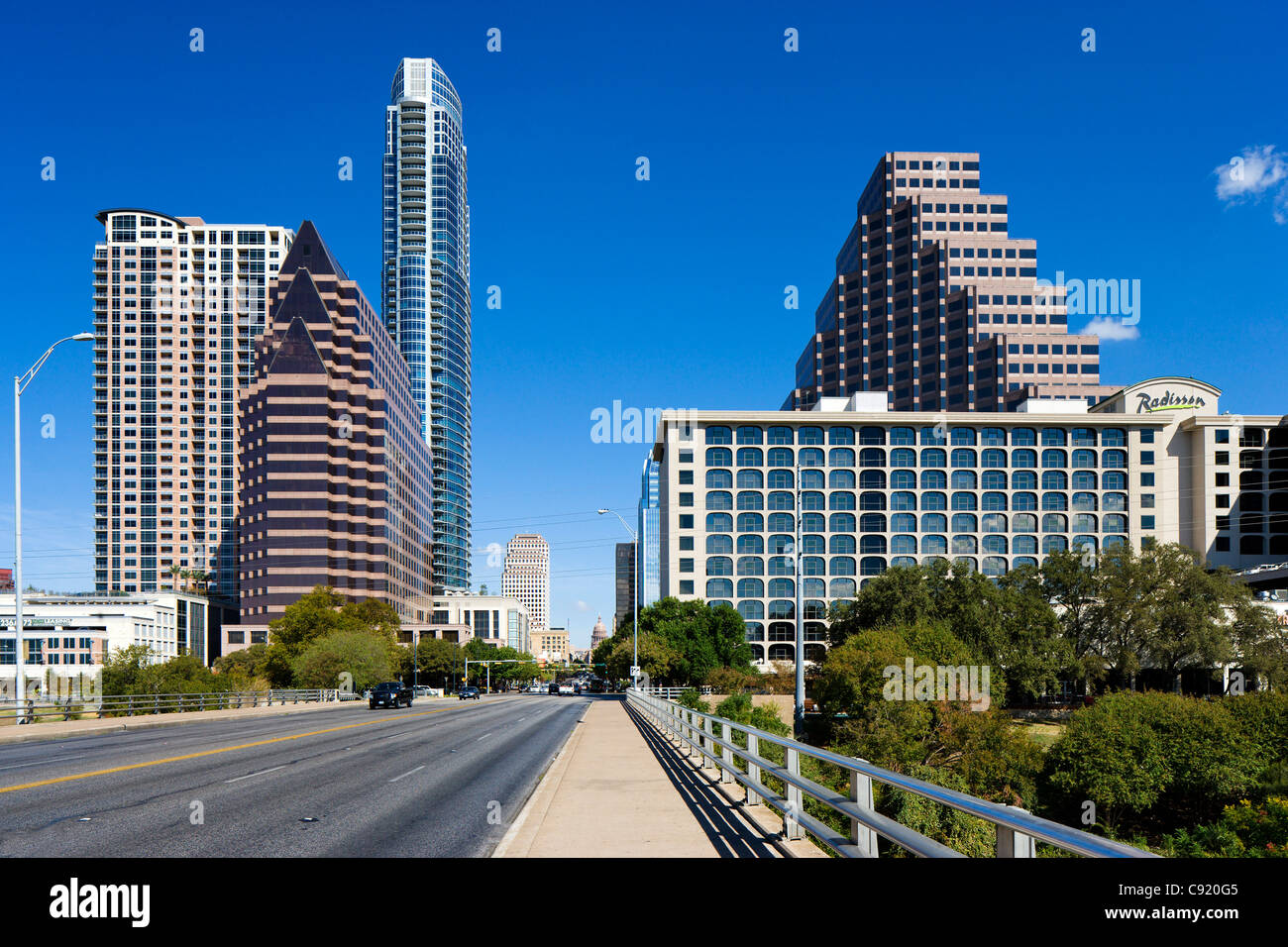 Vue sur le centre-ville du pont sur le lac Lady Bird sur le fleuve Colorado, Congress Avenue, Austin, Texas, USA Banque D'Images