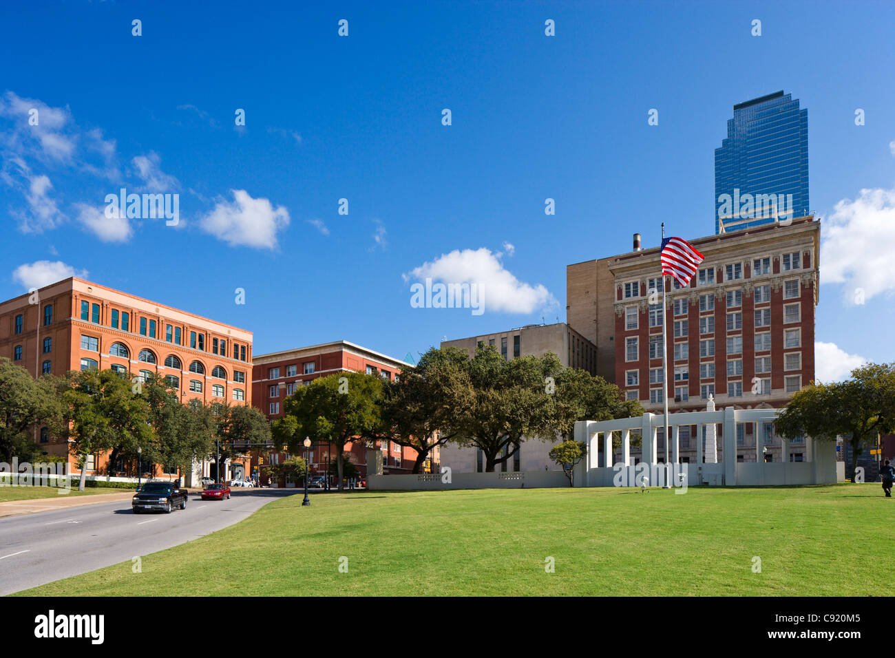 Site de l'assassinat de Kennedy en regardant vers Dealey Plaza avec l'ancien Texas Schoolbook Depository à gauche, Dallas, Texas, USA. Banque D'Images