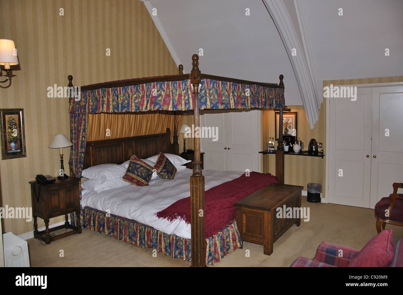 Lit à baldaquin dans la chambre à Snooty Fox Hotel, Market Place, Tetbury, District de Cotswold, Gloucestershire, Angleterre, Royaume-Uni Banque D'Images