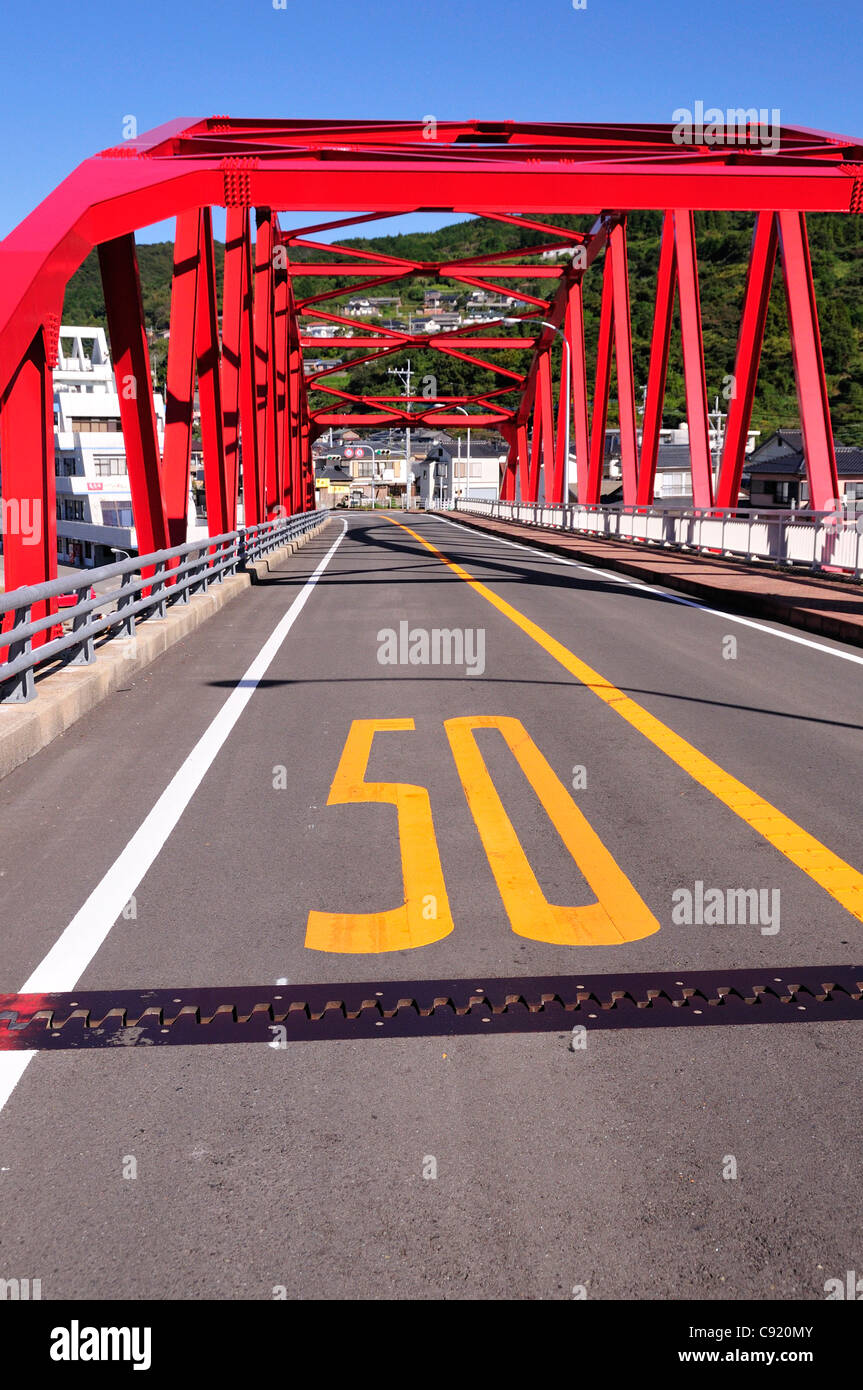 Manzeki bridge est un pont routier et pied à Tsushima, connu pour son arc rouge. Banque D'Images