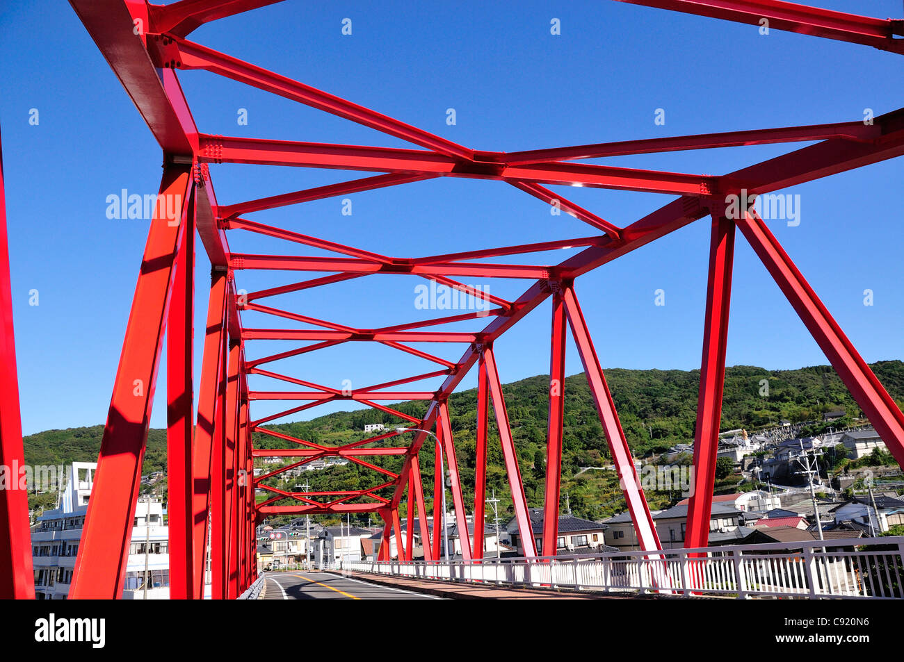 Manzeki bridge est un pont routier et pied à Tsushima, connu pour son arc rouge. Banque D'Images