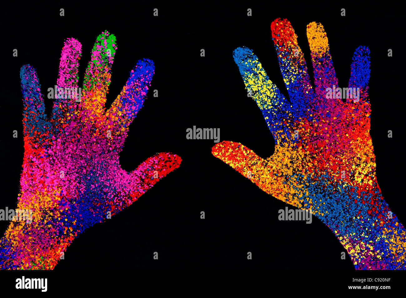 Childs hand print multicolore sur fond noir Banque D'Images