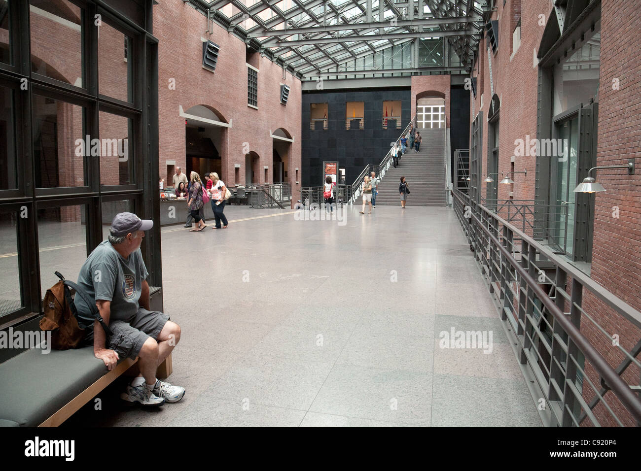 Une vue dans le hall de l'Holocaust Museum, Washington DC USA Banque D'Images