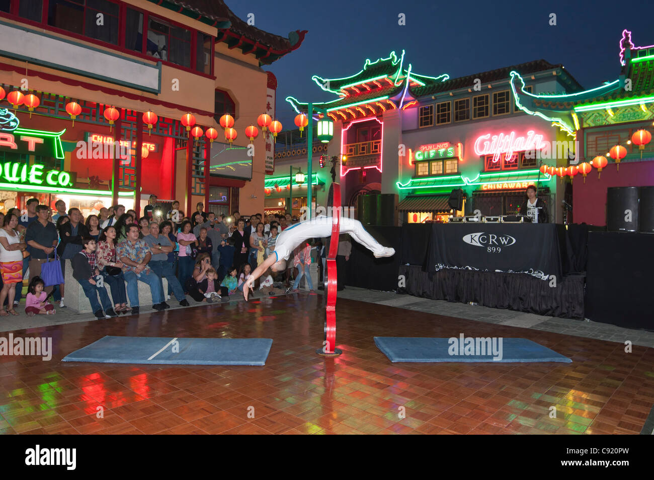 De grandes foules le soir à Los Angeles Chinatown les soirs d'été. Banque D'Images