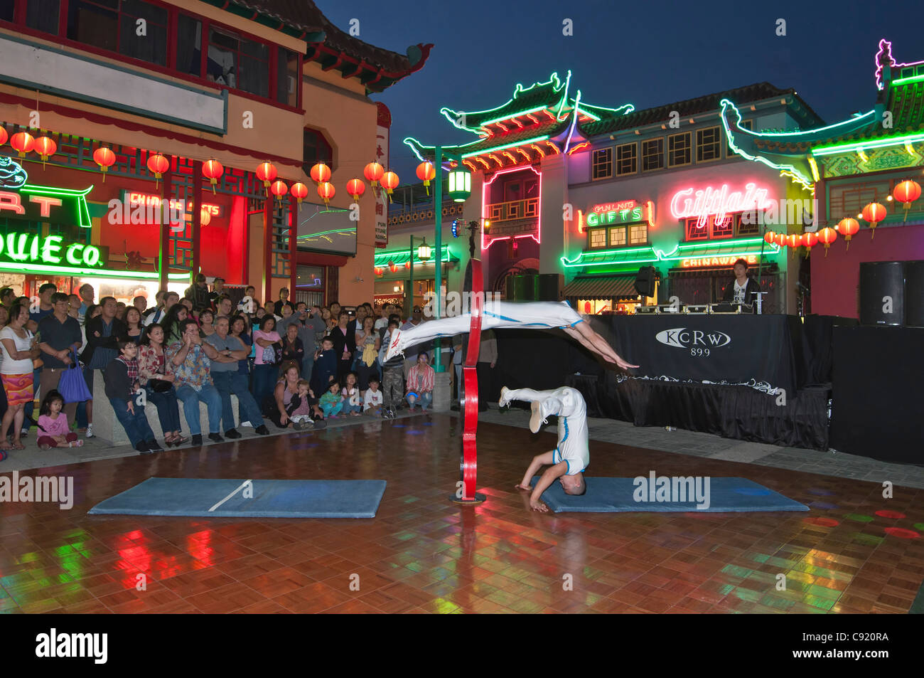 De grandes foules le soir à Los Angeles Chinatown les soirs d'été. Banque D'Images