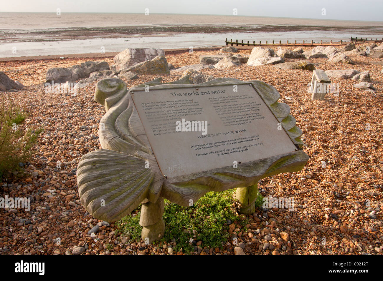 Un jardin de galets a été construit sur l'Estran à West Parade à Worthing pour mettre en évidence la nécessité de la conservation de l'eau Banque D'Images