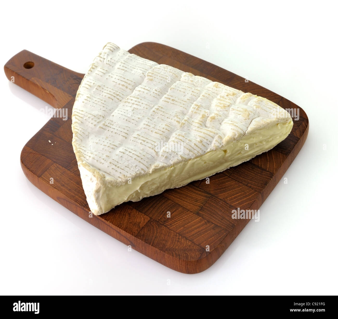 Tranche de fromage Brie française sur fond blanc Banque D'Images