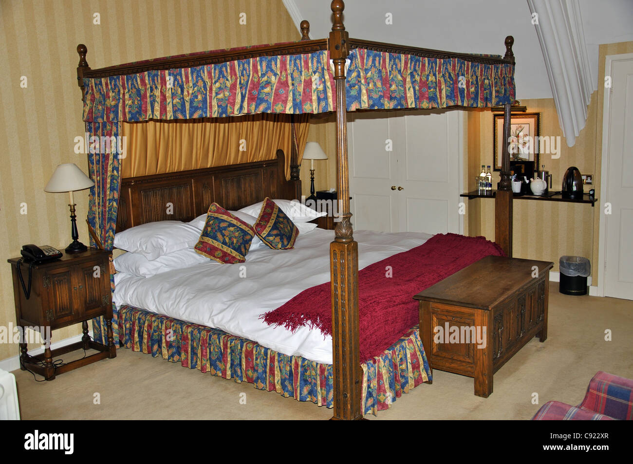 Lit à baldaquin dans la chambre à Snooty Fox Hotel, Market Place, Tetbury, District de Cotswold, Gloucestershire, Angleterre, Royaume-Uni Banque D'Images