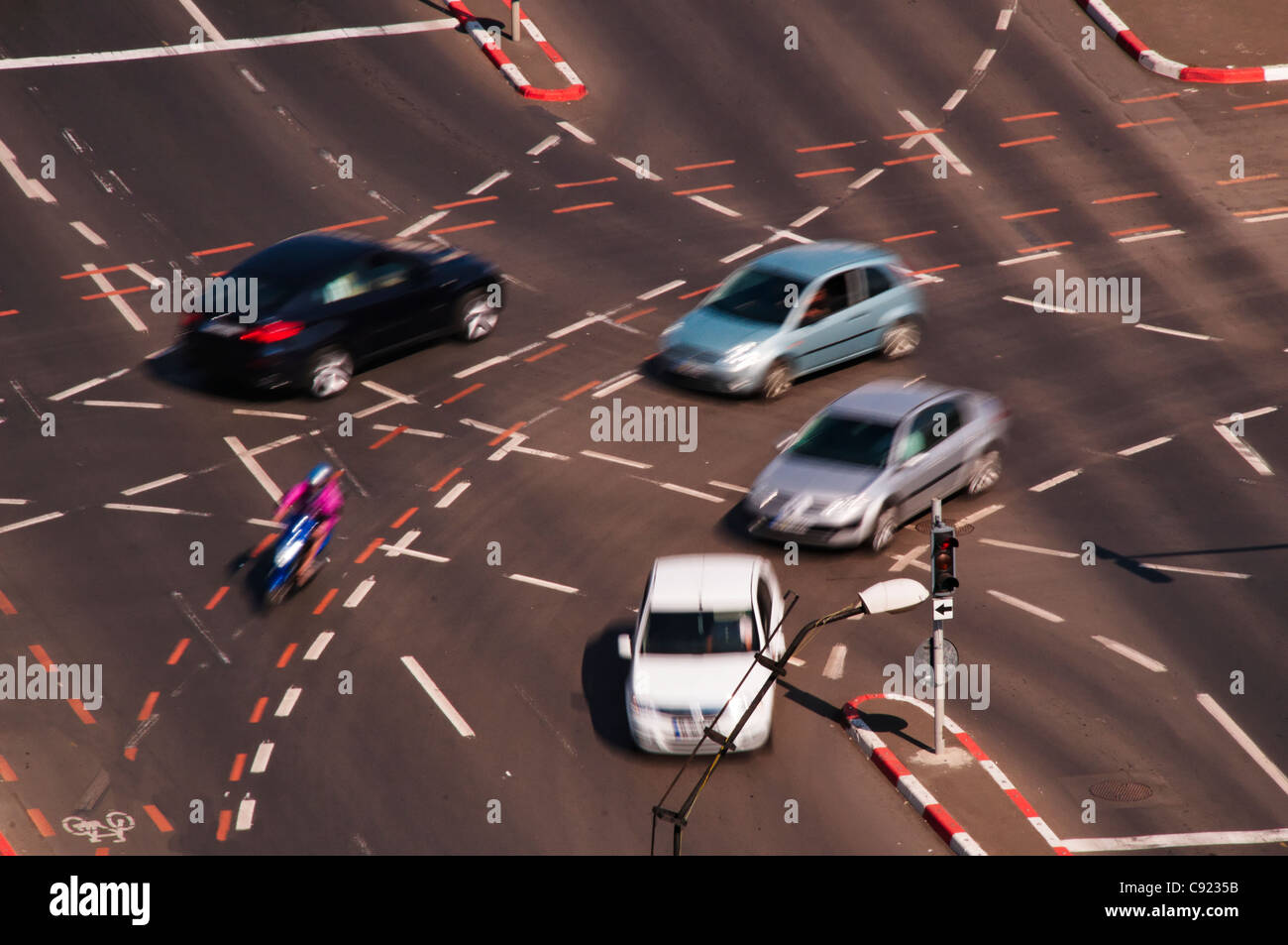 Intersection avec la moto et les voitures dans le trafic en motion blur Banque D'Images