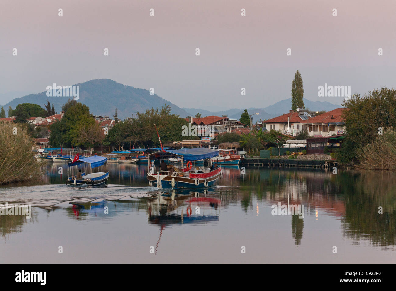 Maisons au bord de la rivière Dalyan dans Muğla Province Turkey Banque D'Images