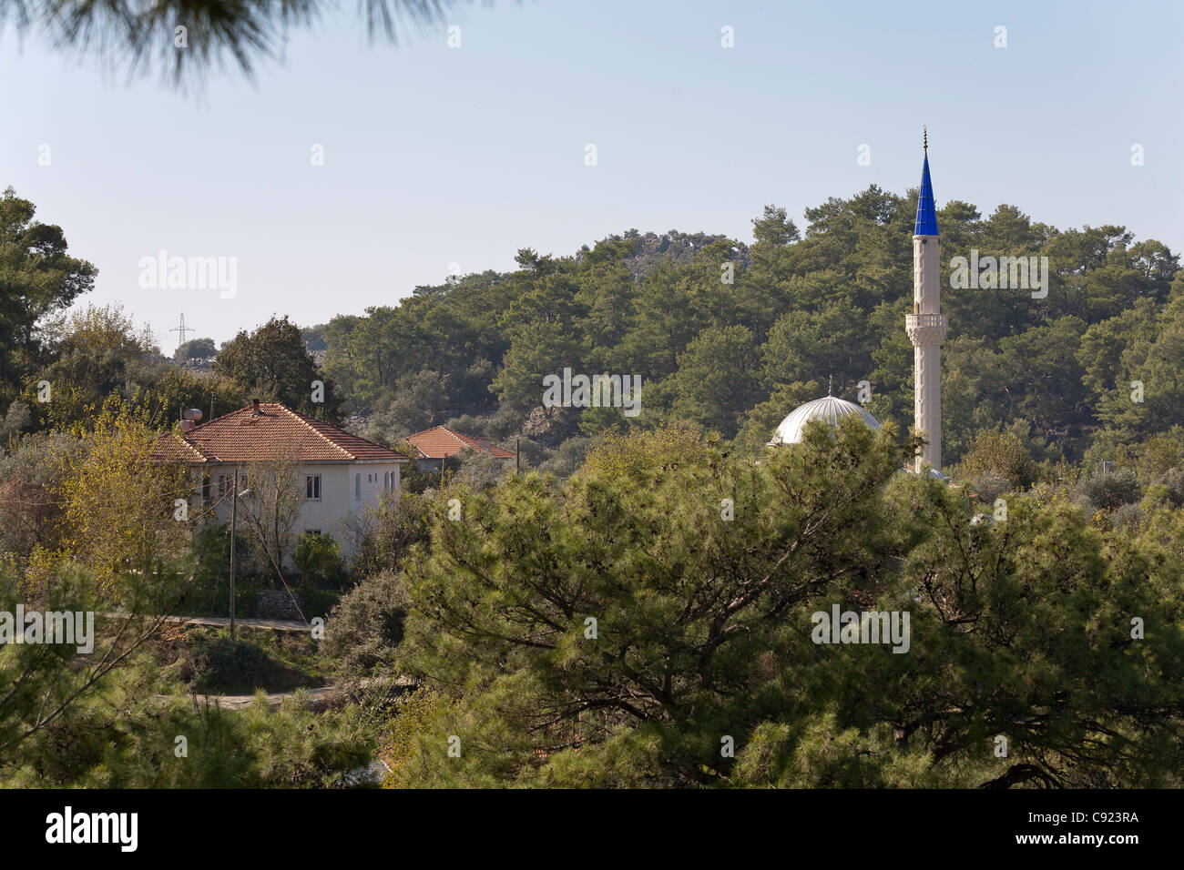 Mosquée et minaret dans la province de Muğla, Turquie Banque D'Images