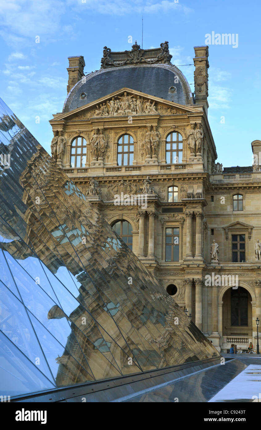 Aile Richelieu, Louvre, Paris. La pyramide de verre moderne par I.M. Pei contraste avec l'architecture traditionnelle de l'Palace. Banque D'Images