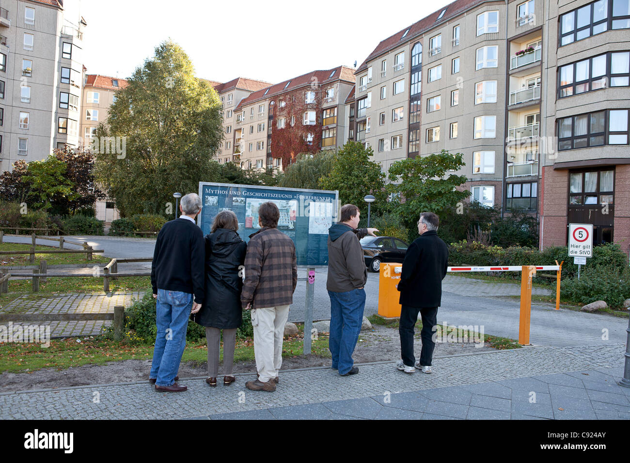 Les touristes à l'ancien lieu de Hitler bunker, où Adolf Hitler s'est suicidé, Berlin, Allemagne Banque D'Images