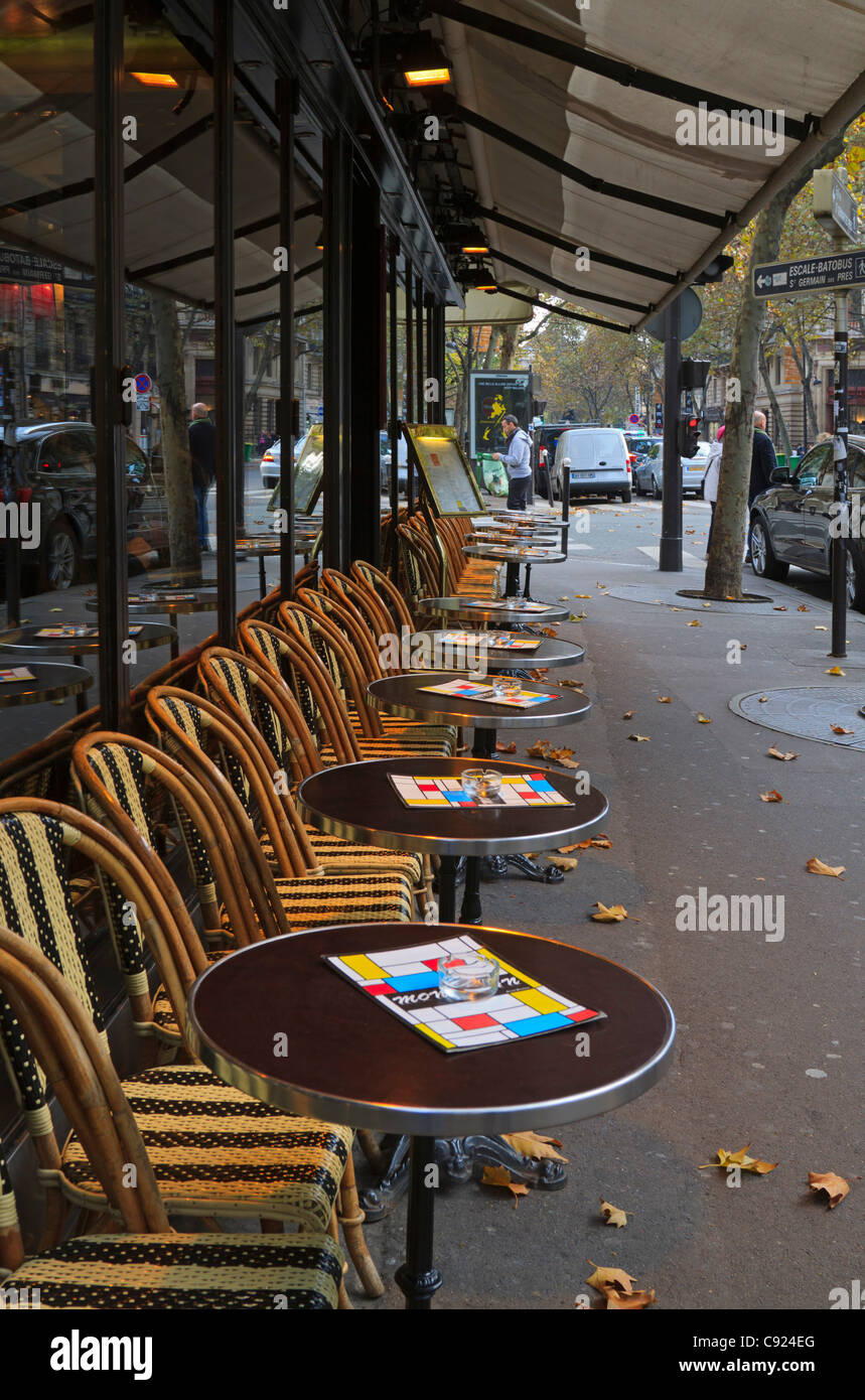 Tables à l'extérieur d'un bistro de Paris une journée d'automne. Banque D'Images