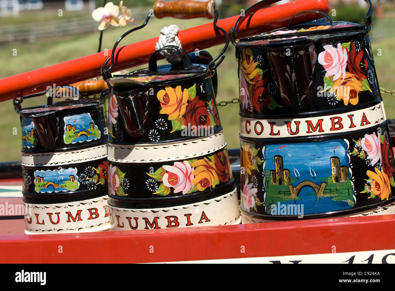 Grand Union Canal. Pots peints en couleur sur un grand classique au rallye historique Braunston 15-04 2011. Banque D'Images