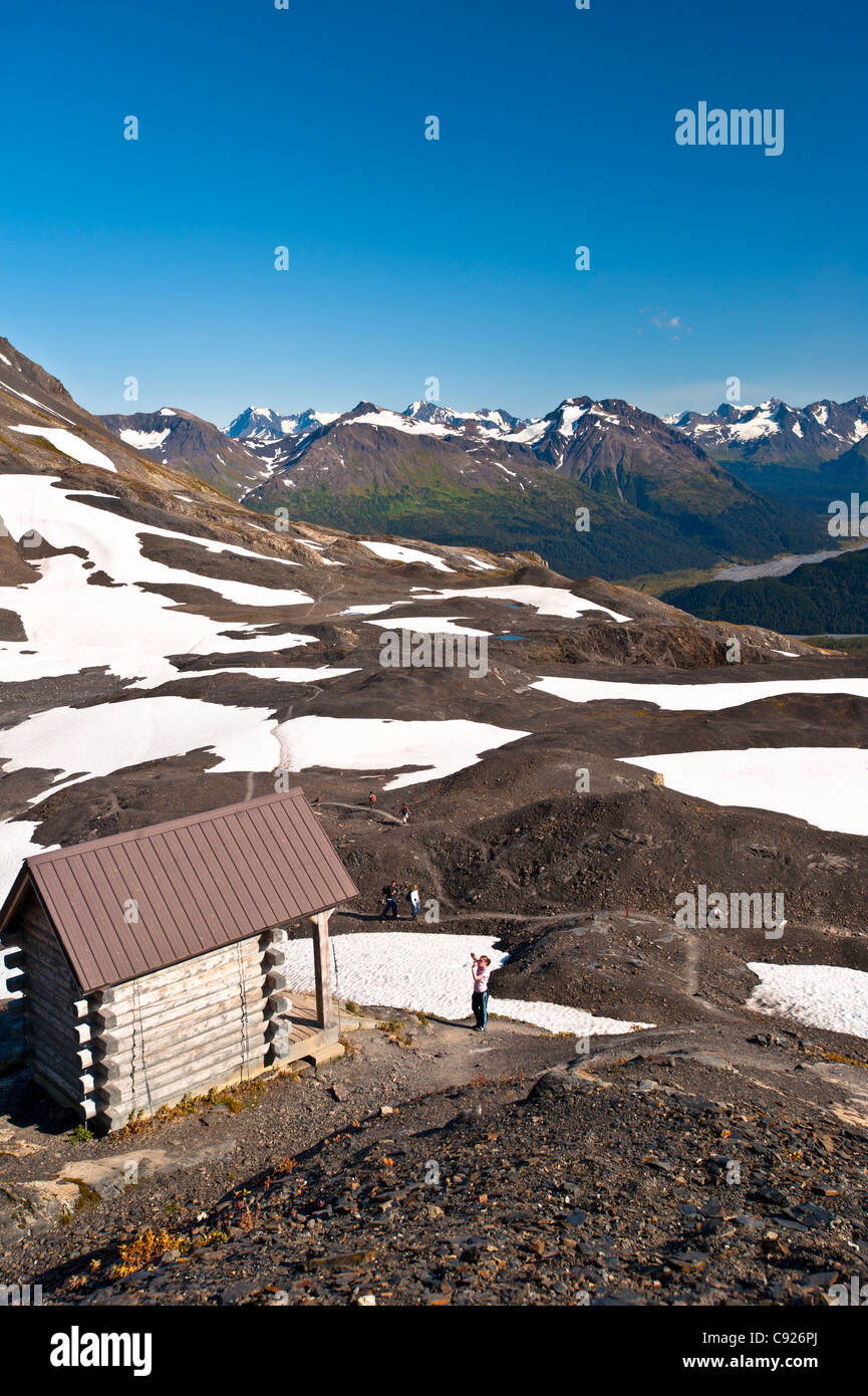 Vue panoramique de randonneurs à l'Harding Icefield Glacier sortie donnant sur l'abri, Kenai Fjords National Park, Alaska Banque D'Images