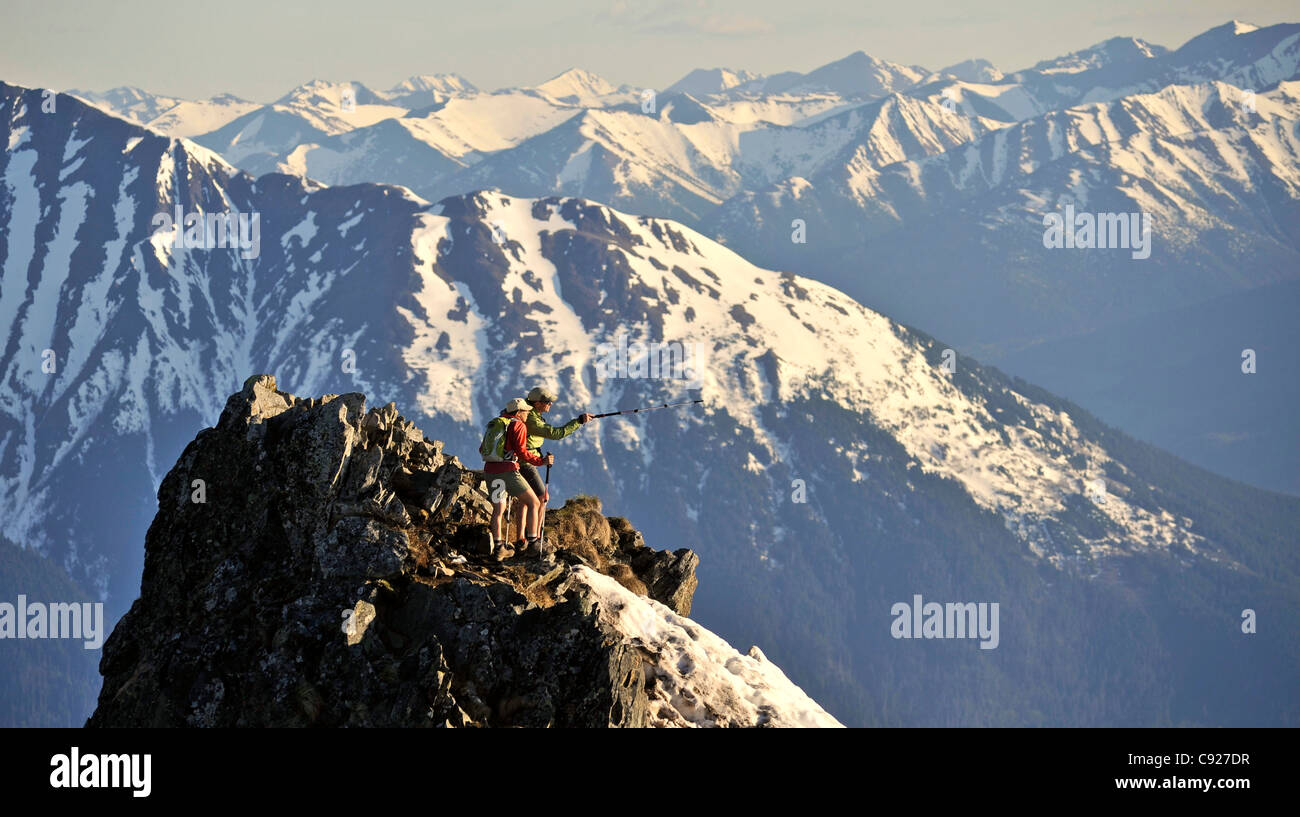 Couple stand sur le sommet de la crête d'oiseaux en parc d'état de Chugach, avec la pittoresque Montagnes Chugach et dans l'arrière-plan, de l'Alaska Banque D'Images