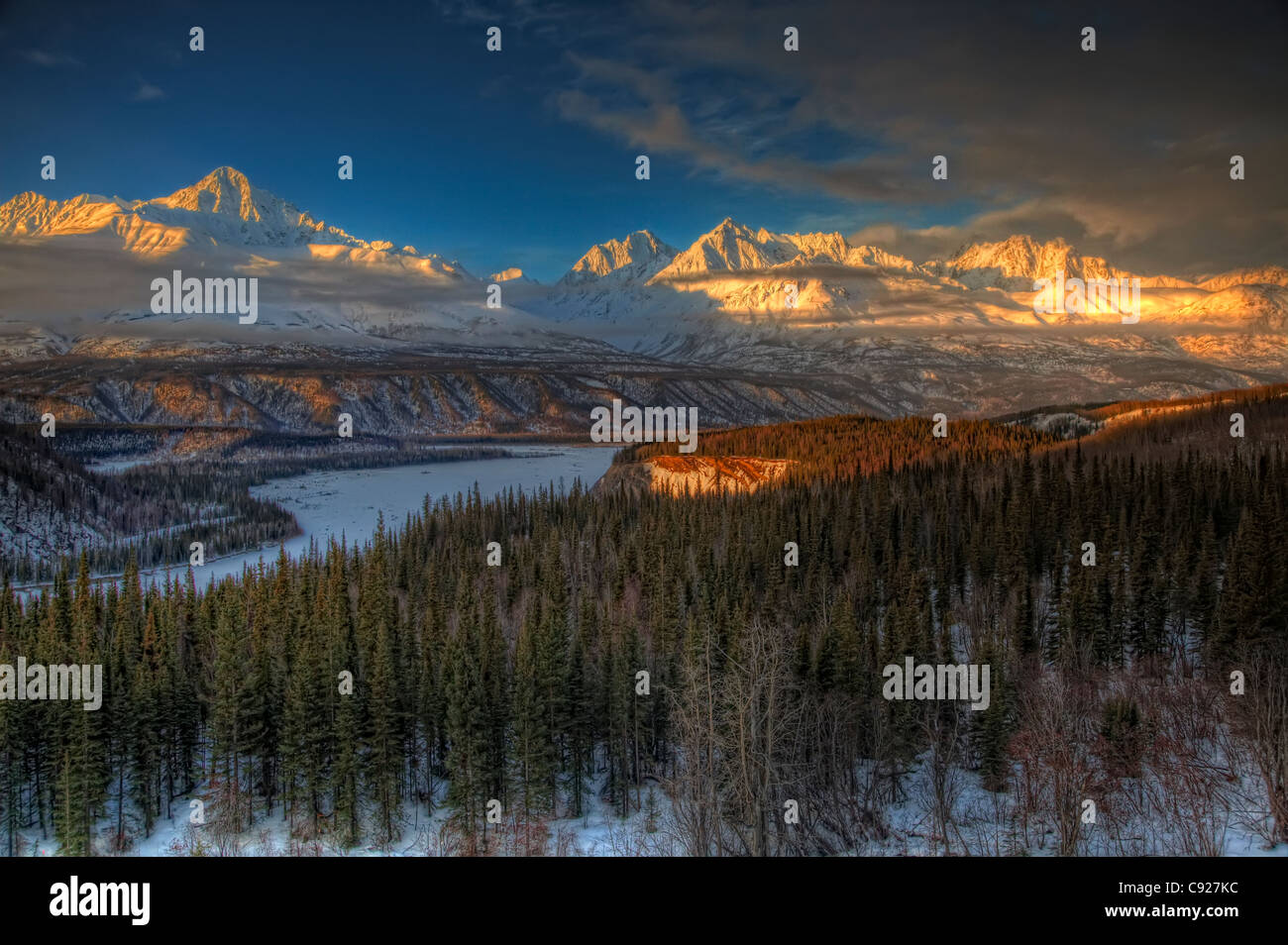 Vue panoramique sur la plage au coucher du soleil de montagnes Chugach, vu de l'autoroute Glenn, Southcentral Alaska, Winter. HDR Banque D'Images