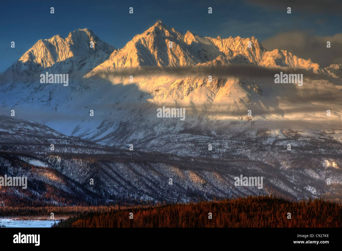 Vue panoramique sur la plage au coucher du soleil de montagnes Chugach, vu de l'autoroute Glenn, Southcentral Alaska, Winter. HDR Banque D'Images