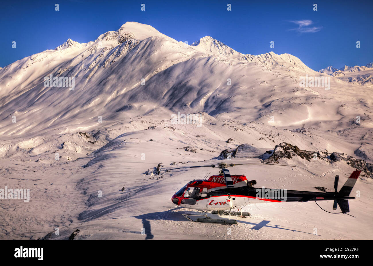 Astar ère hélicoptère a atterri dans les montagnes de Thompson passe juste au nord de Valdez, Southcentral Alaska, Winter. HDR Banque D'Images