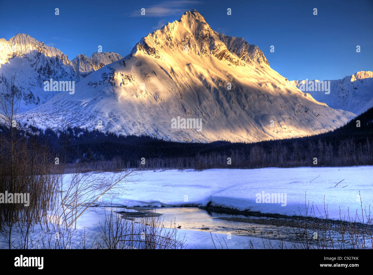 Coucher du soleil d'hiver sur les montagnes de Chugach juste à l'extérieur de Valdez avec Lowe River au premier plan, Southcentral Alaska, HDR Banque D'Images