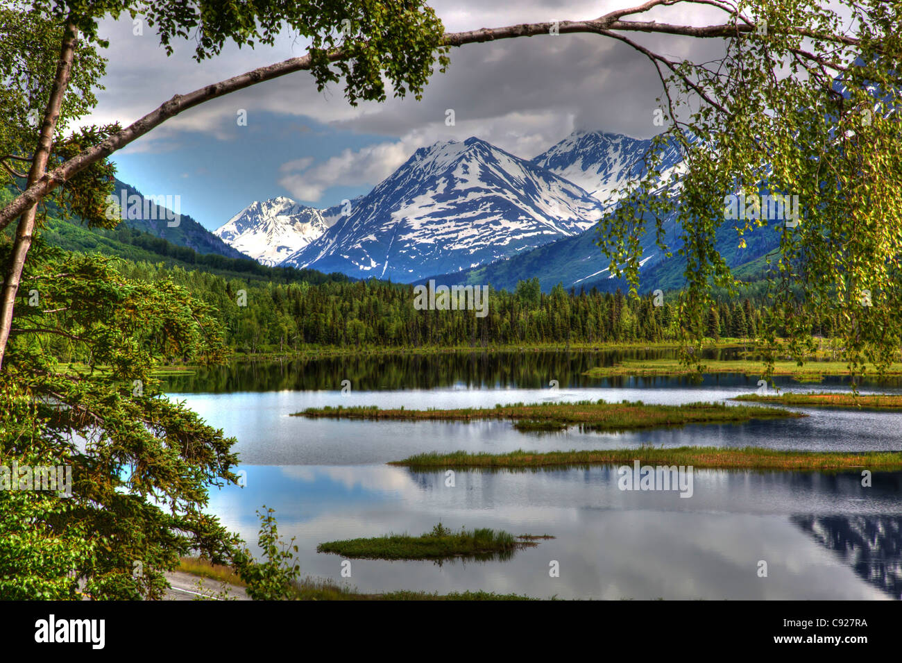 Vue panoramique sur la montagne et le lac paysage le long de la Seward Highway, péninsule de Kenai, Southcentral Alaska, l'été, HDR Banque D'Images