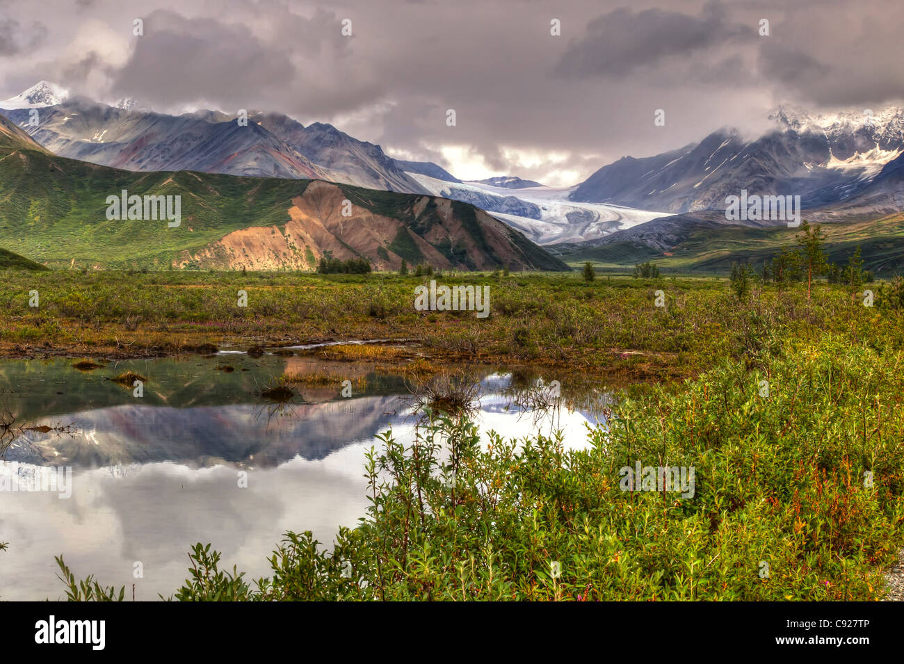 Vue panoramique du glacier Gulkana la chaîne de l'Alaska et dans l'arrière-plan le long de la Richardson Highway, Southcentral Alaska, HDR Banque D'Images