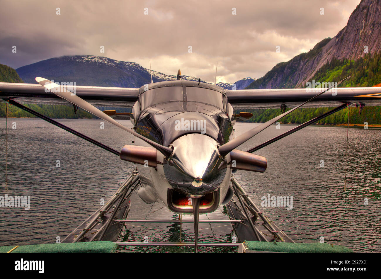 Close up d'un DHC-3 Otter amarré à un bateau à Punchbowl Cove, Misty Fjords National Monument, le sud-est de l'Alaska, HDR Banque D'Images