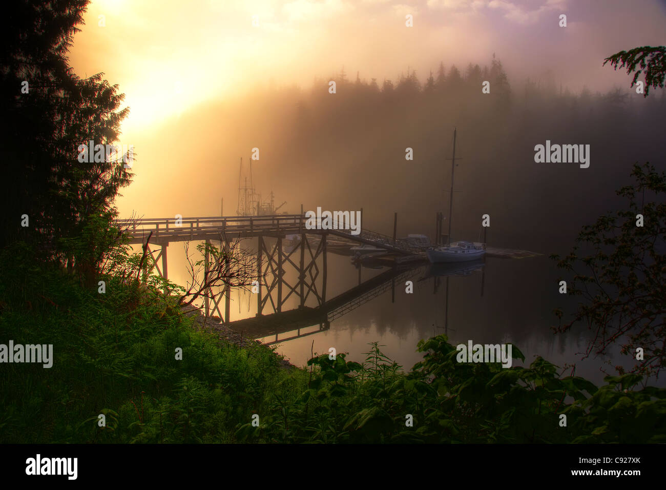 Vue sur quai avec lever du soleil à travers le brouillard près de Hollis, l'Île du Prince de Galles, la Forêt Nationale Tongass, Southceast Alaska, HDR Banque D'Images