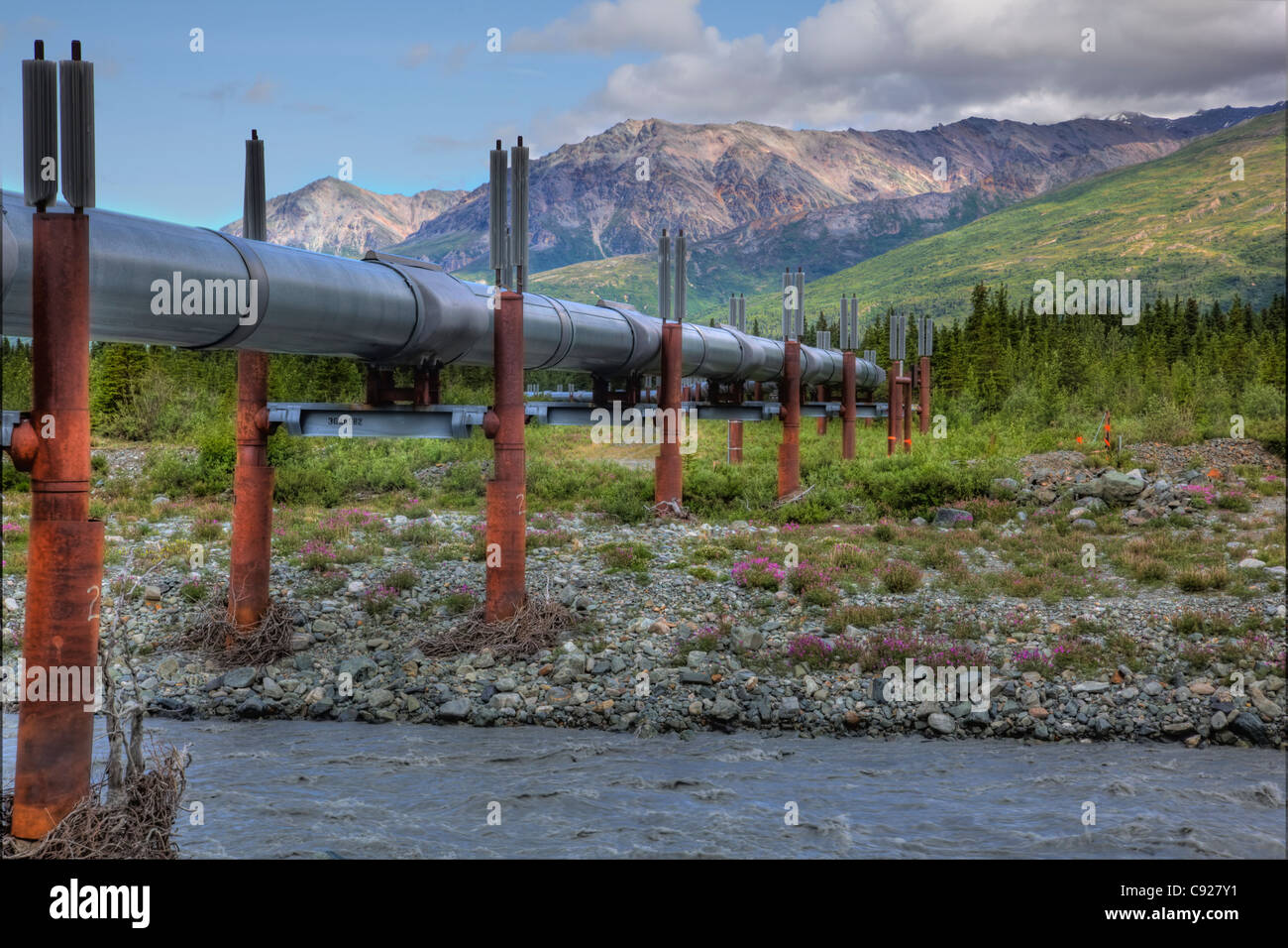 Vue de l'Alyeska Pipeline traversant une rivière le long de la Richardson Highway au nord de Paxson, Southcentral Alaska, l'été, HDR Banque D'Images