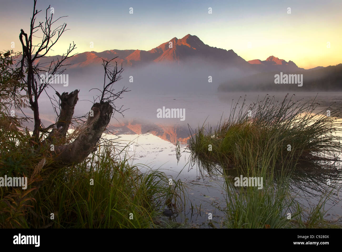 Lever du soleil sur le pic de Pioneer avec petite, Misty Lake au premier plan, Mat-Su Valley, Southcentral Alaska, automne Banque D'Images