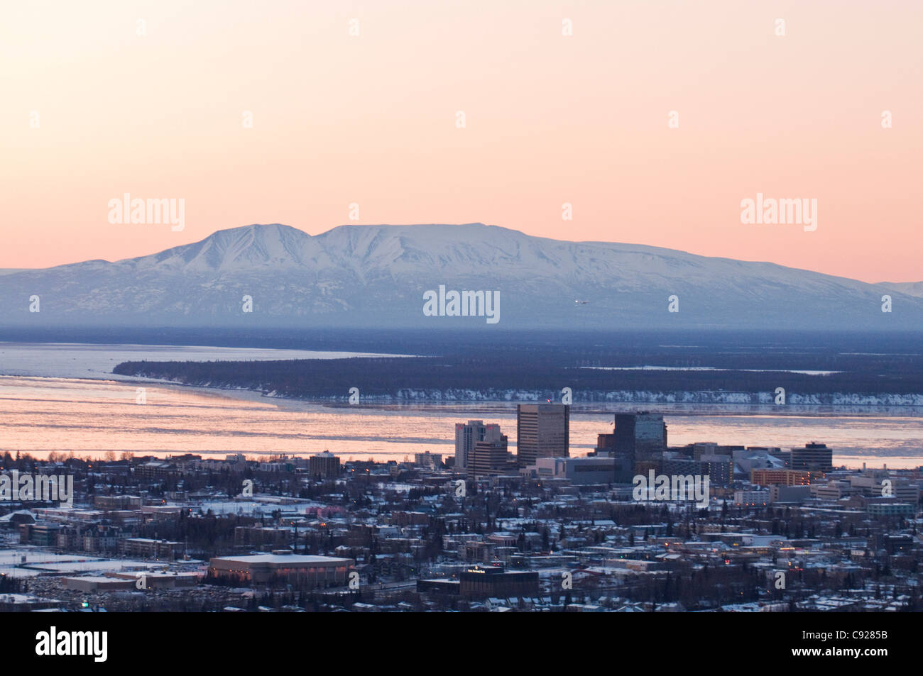 Vue aérienne du centre-ville d'Anchorage skyline avec Mt. (Dame) Couchage Susitna et Cook Inlet dans l'arrière-plan, l'Alaska, Winter Banque D'Images
