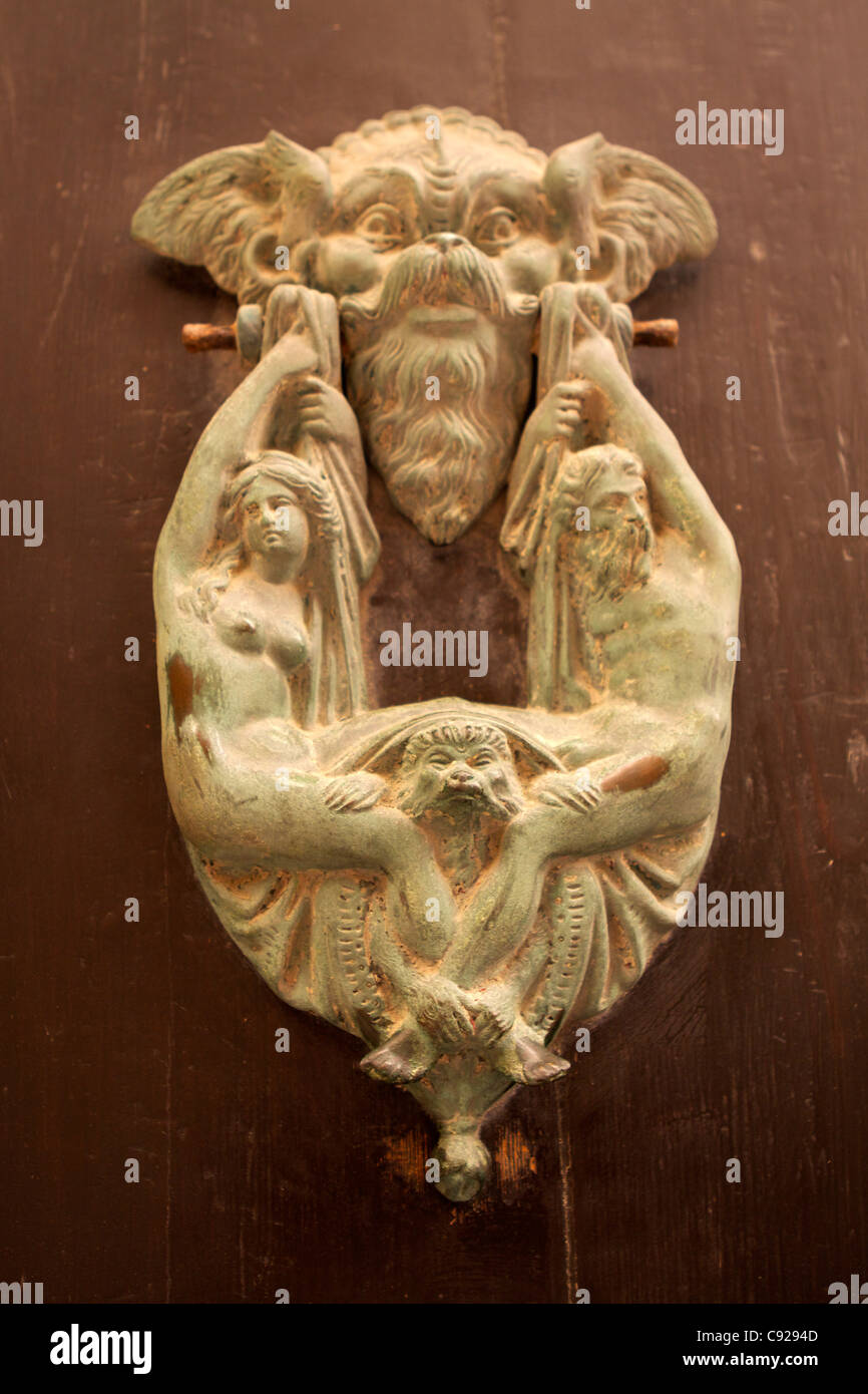 Heurtoir en bronze avec nymphes et un lion chinois mythique sur la porte de Mdina. Banque D'Images