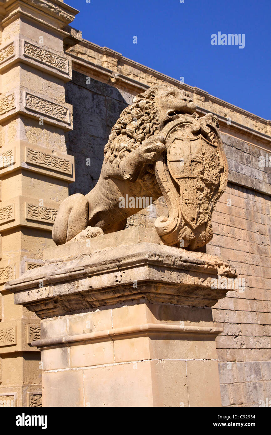 Une sculpture en grès d'un lion et la crête de Mdina à l'entrée de la Mdina Citta Vecchia Banque D'Images