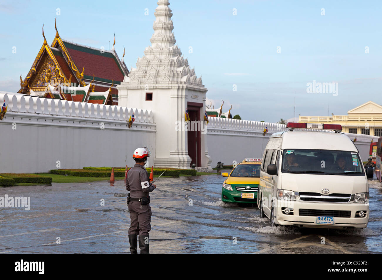 Diriger la circulation par la police de l'eau inondation autour du Grand Palais et du centre-ville de Bangkok, Thaïlande Banque D'Images