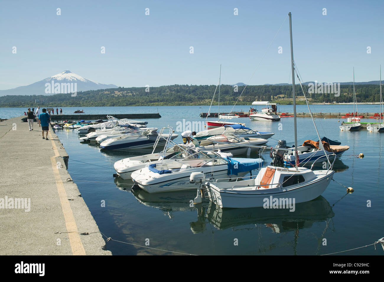 Le Chili, région de l'Araucanie, Villarrica ville, bateaux et yachts dans le port sur le lac Villarrica (lac Villarrica) Banque D'Images